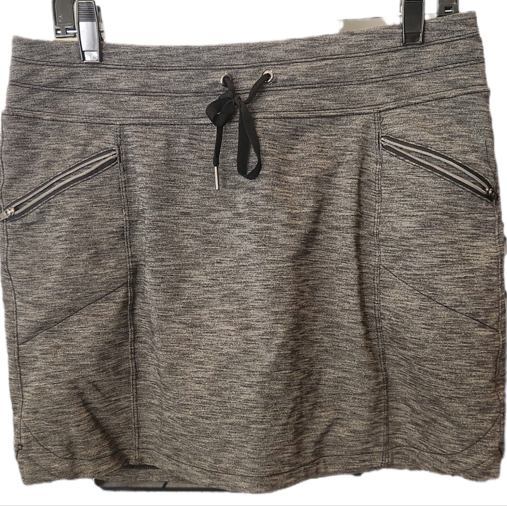 EUC Athleta Heather Gray skirt with spandex shorts